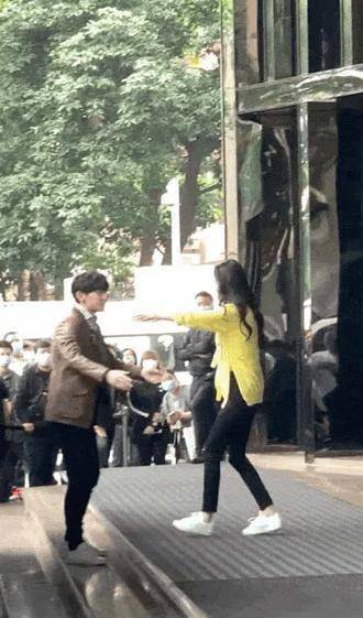 原创密逃2开录杨幂高腰黑皮裤配西装太土潮和邓伦拥抱好开心