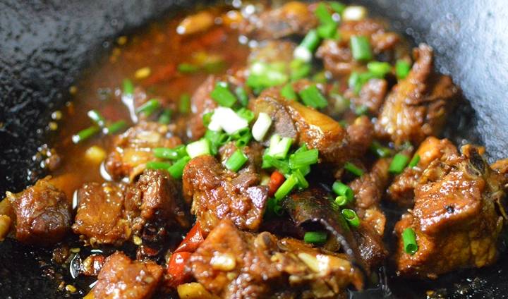 【酒烧排骨】【做法】先将鸡腿冷水入锅煮熟,水中要加入八角,桂皮