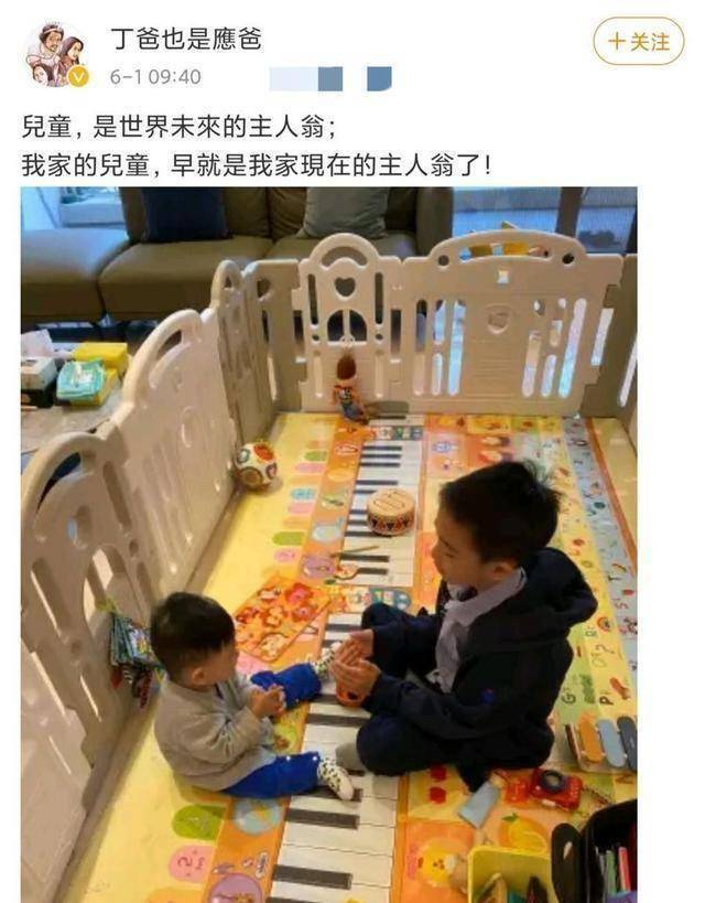陈小春二胎儿子罕露面,jasper陪1岁弟弟玩游戏,画面好温馨