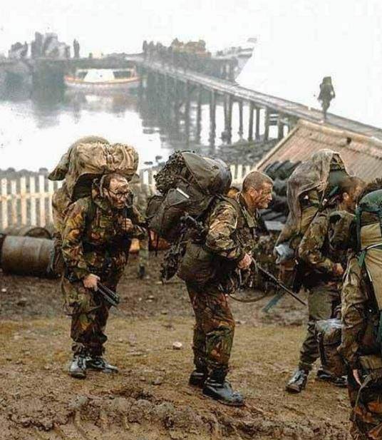 加尔铁里本想着通过马岛战争的胜利为自己的统治赢得支持,结果没想到