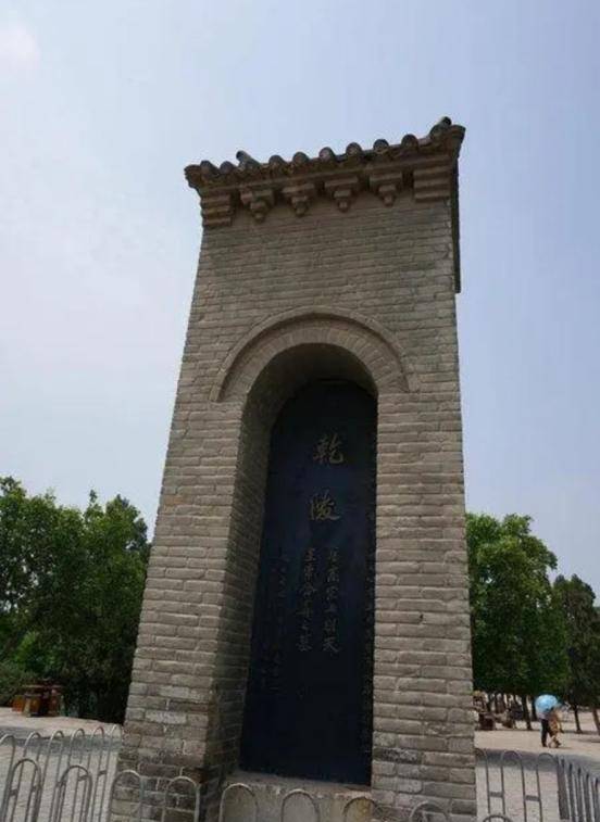 原创武则天墓墓前立61个无头石人40万人挖不动当代火炮炸不开