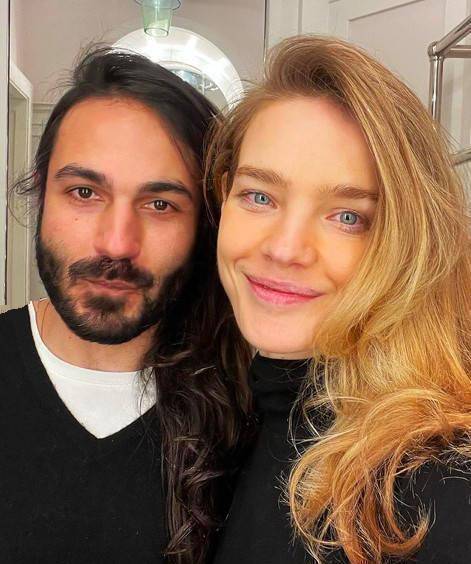 原创lv太子妃少女颜破灭嘴巴干裂狂起死皮好尴光腿裹超短裙真扛冻