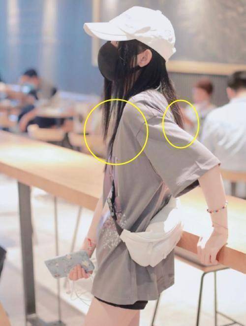 听到网上有关于自己脸大的议论后,立刻发布了戴着口罩巴掌脸的自拍