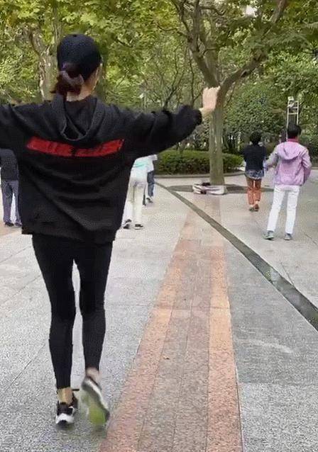 蔡少芬甜晒张晋视角清早素颜跳广场舞超接地气小细腿太抢镜