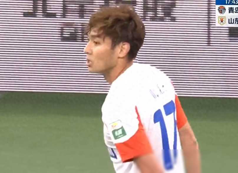 早在比赛前,有记者透露,吴兴涵将在齐鲁德比中担任山东泰山的先发右