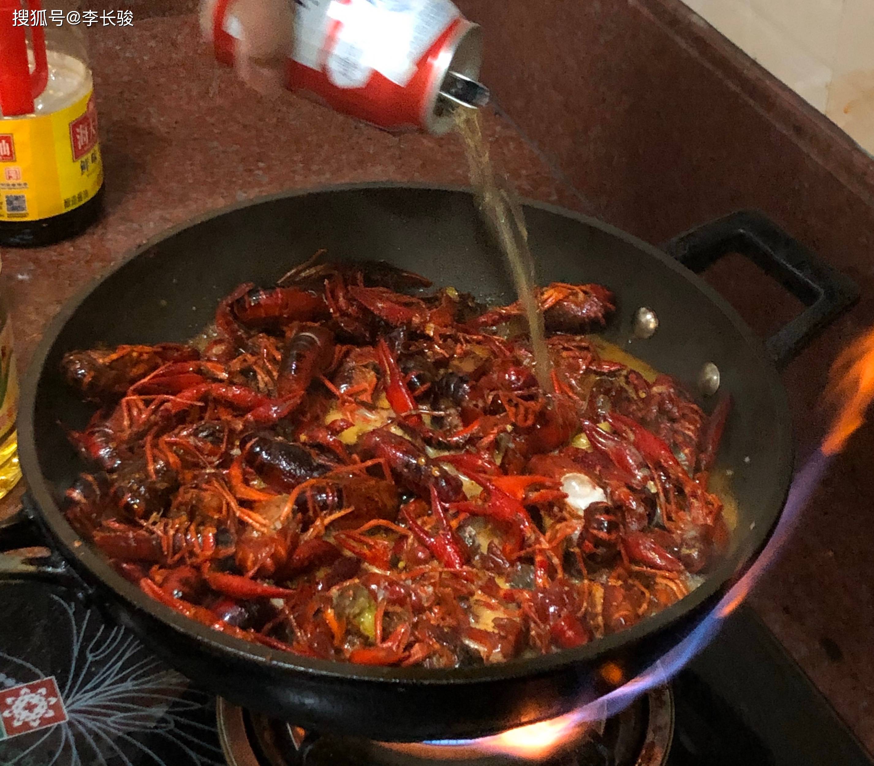吃小龙虾的季节到了让你一饱口福肉质鲜嫩蒜香味浓上桌就抢光
