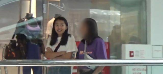 陈奕迅女儿素颜出街很清纯可爱疑看小男友短信而甜笑