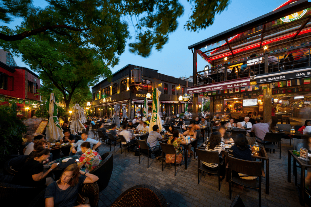 "国外有china town(华人街),上海有老外街.