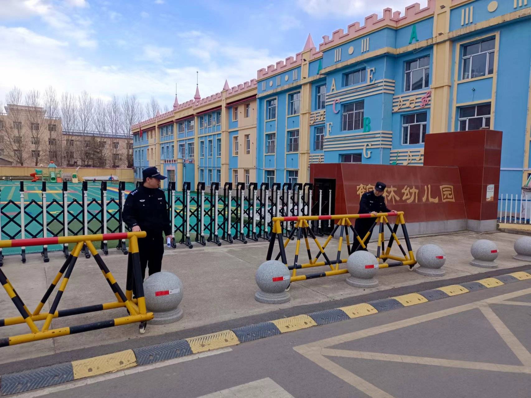 实地查看监控设施,消防设施,用火,用电,用气设施是否符合安全规定