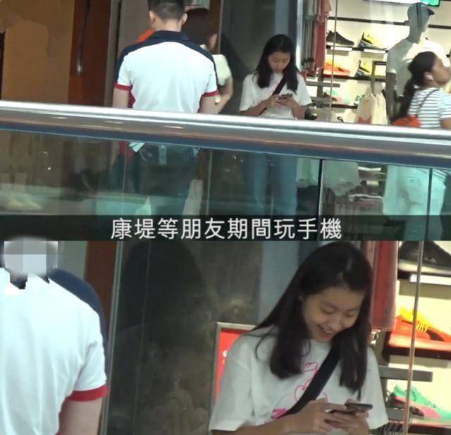 陈奕迅女儿素颜出街很清纯可爱疑看小男友短信而甜笑_陈康堤_徐濠萦