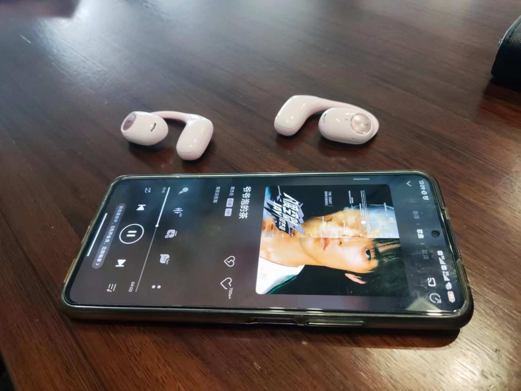 pro耳机采用了第二代super bass高性能声音单元和自家的super sound