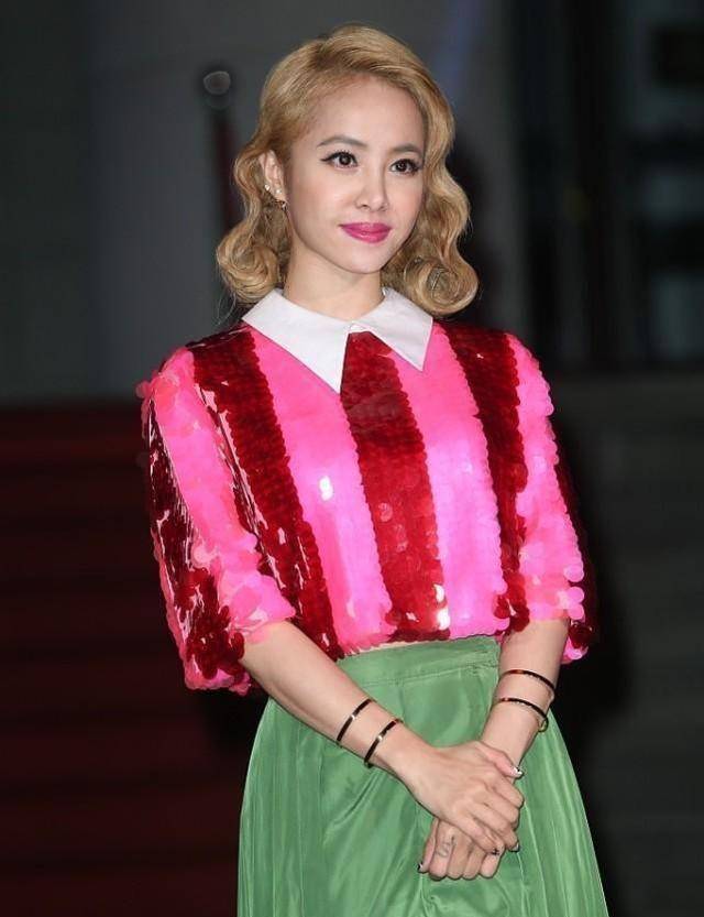 原创蔡依林都41岁了仍然不低调粉红亮片衬衫配绿裙裤颜色太扎眼了