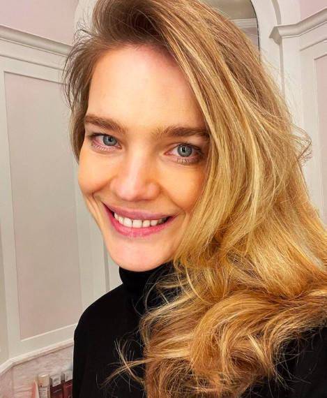 原创lv太子妃少女颜破灭嘴巴干裂狂起死皮好尴光腿裹超短裙真扛冻