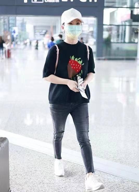 原创九球天后潘晓婷走机场穿草莓t嫩得像小姑娘背2万包不奢侈