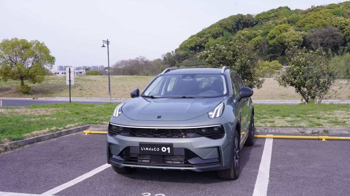 内饰方面,全新领克01同样将会继续采用现款车型的设计理念,同时在细节