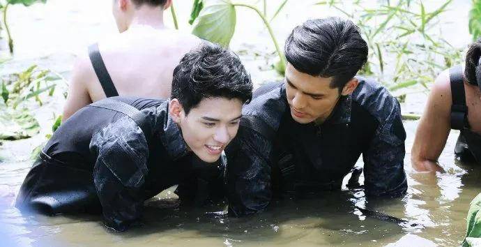 剧照"哥哥袁纵(徐峰饰)帮助妹妹袁茹(李乔丹饰)追求男朋友夏耀(龚俊饰