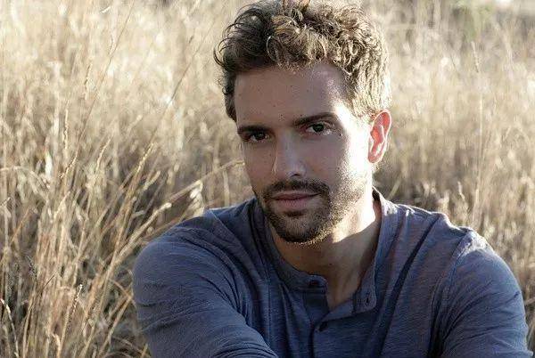 原创西班牙帅气男歌手出柜我想比以前更快乐获百万人点赞