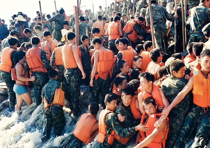 原创他是统领千军的铁血将军因一张98年抗洪落泪照感动无数中国人