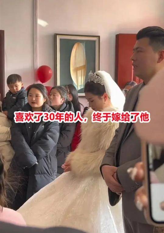 河南女子如愿嫁给发小,现场低头偷笑,闺蜜:他跑不了了,矜持点_王强