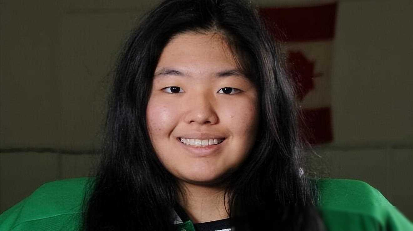 原创中国冰球队小将立下头功18岁生日夜贡献50次扑救