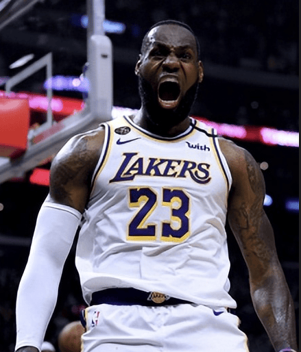 詹姆斯是一生中最惯用左手的球员,他用右手打球.