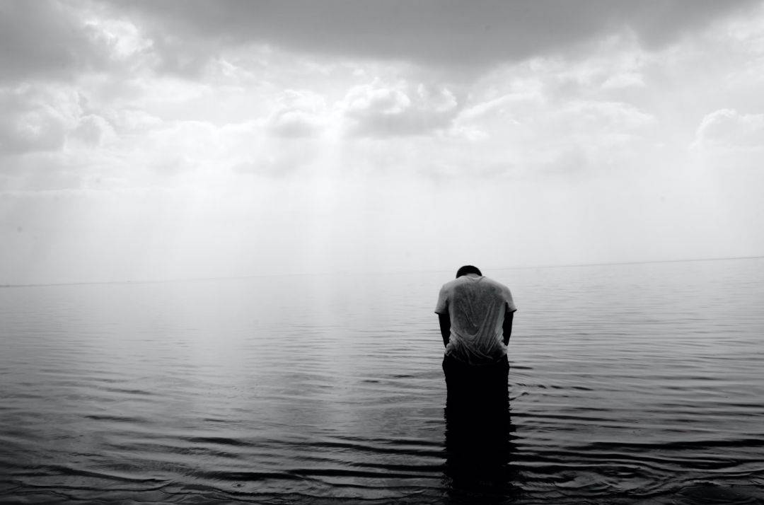 18岁男孩跳河, 遗书控诉"渣女":青春期早恋, 严防死守远不够