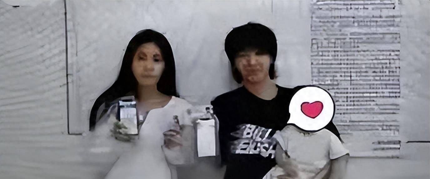 原创原创华晨宇女友放飞自我穿着暴露胸口伤痕明显染黄发太个性