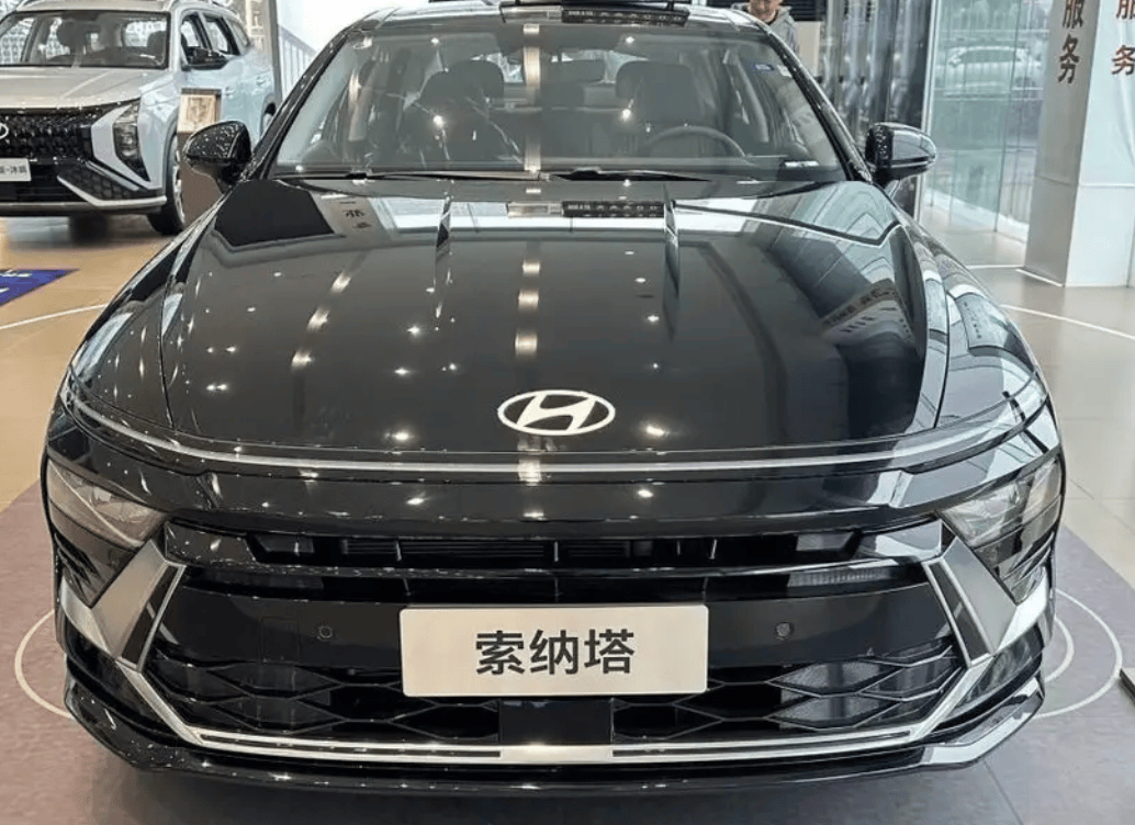 外观方面,第十一代索纳塔采用了现代家族最新设计语言,与众多合资b级