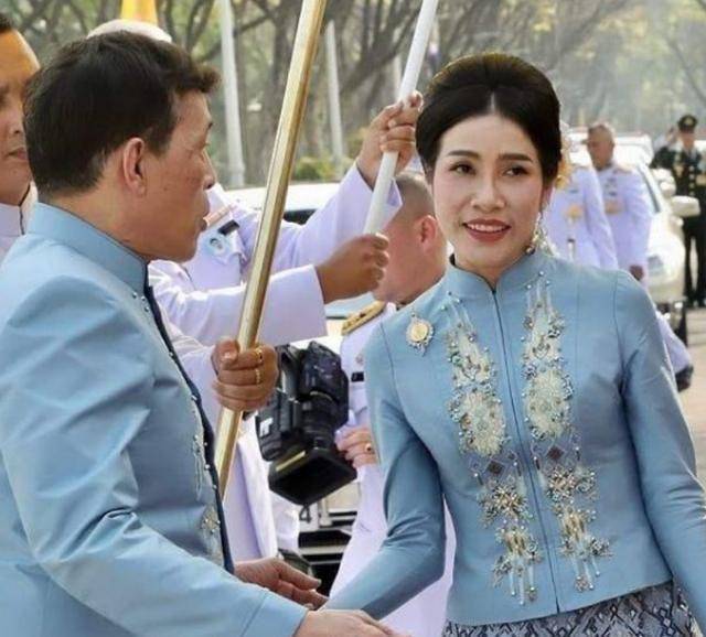 泰王又跟诗妮娜穿情侣装贵妃一脸娇羞似小女生苏提达暗自伤心
