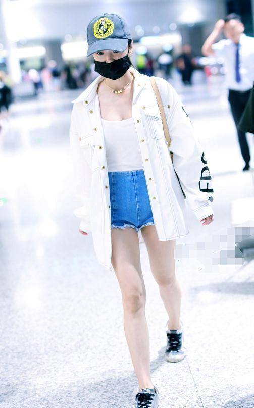 原创蔡依林为显高拼啦这么窄的短裤也要硬穿进去网友看着都疼