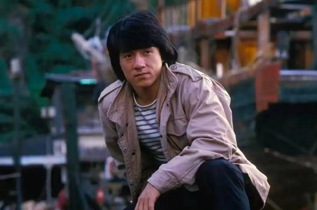 原创成龙70大寿私生女近照曝光24岁吴卓林流浪国外抽烟剃头引争议