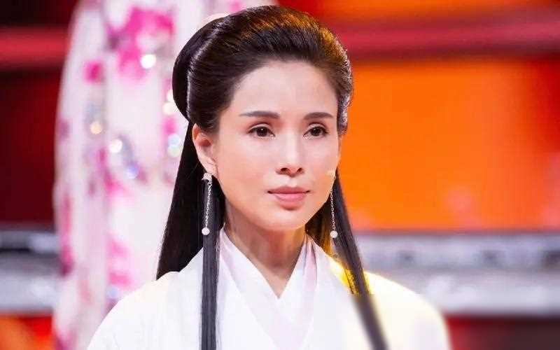 58岁未婚未育因恋情抑郁的小龙女李若彤回应