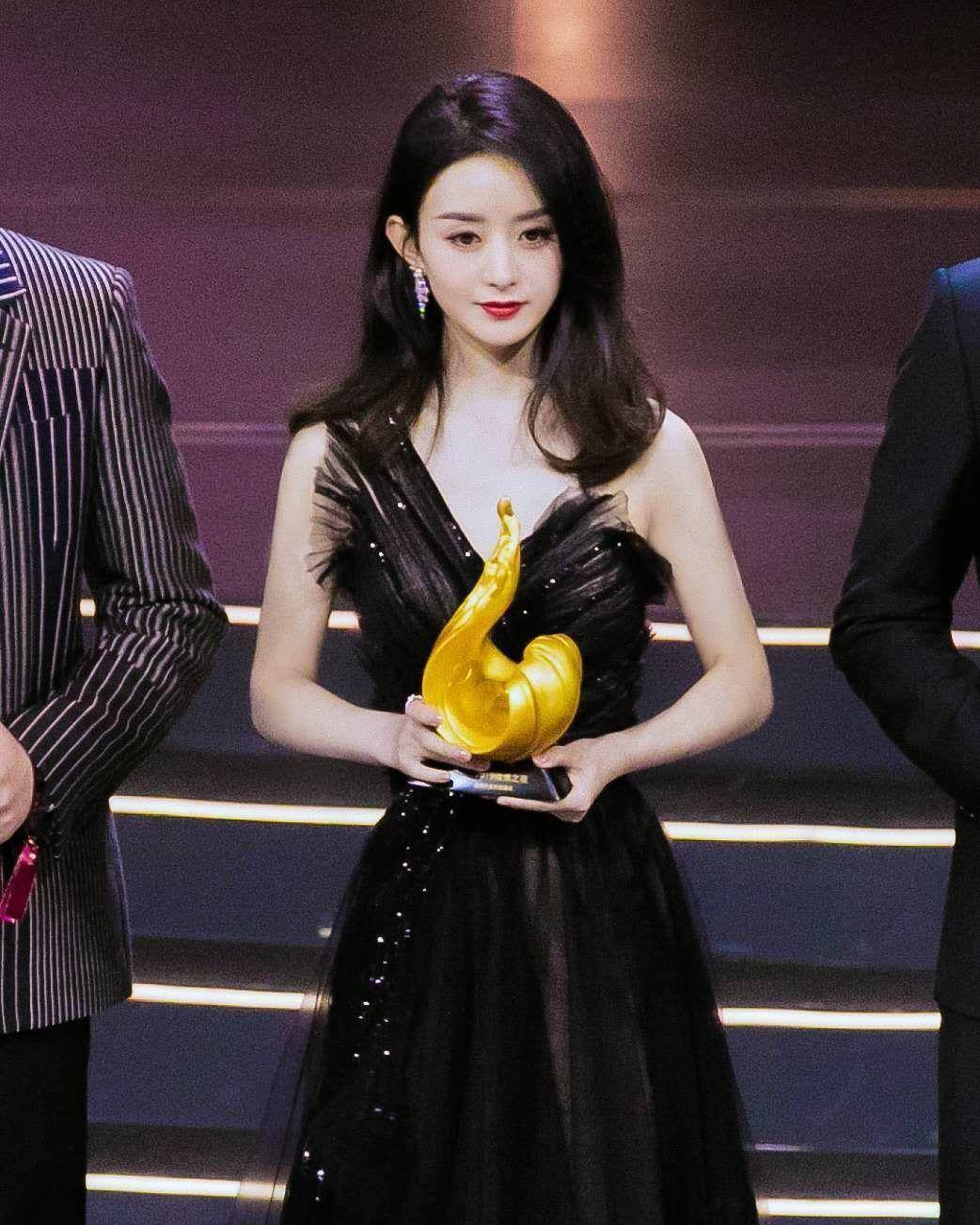 原创原创赵丽颖再接新代言却被追问什么时候办婚礼孩子还可以当证婚人