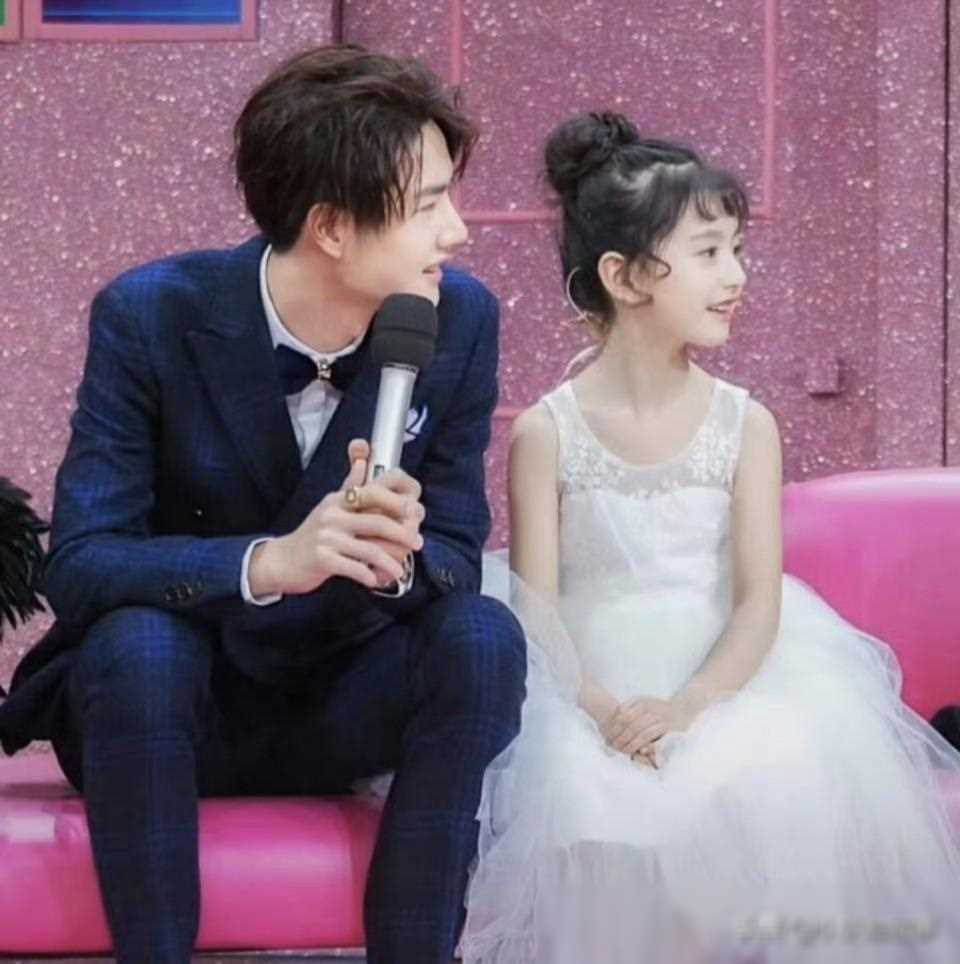 王一博与裴佳欣对手戏引关注牵手的小女孩长大后角色依旧讨喜