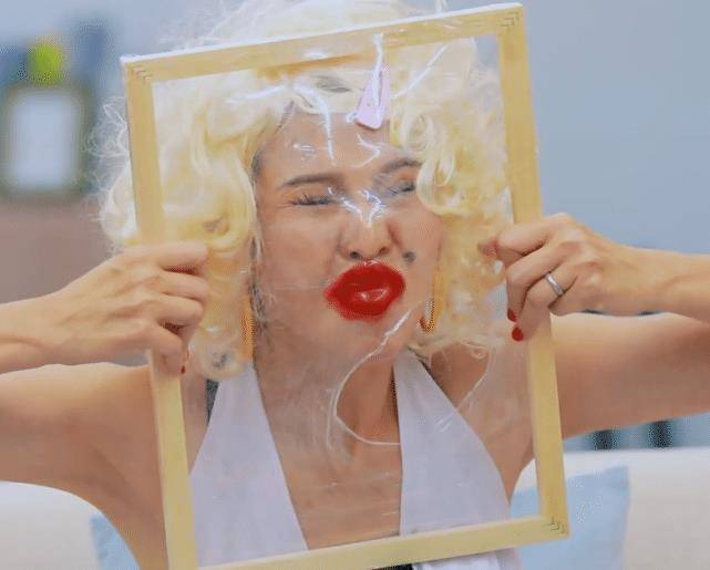 本以为胡可用脸冲破保鲜膜很丑当看见蔡少芬张歆艺后全网炸锅