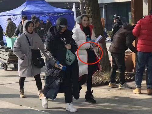 陈乔恩带11个助理拍戏艾伦不放心全程陪伴看清肚子瞬间明白了