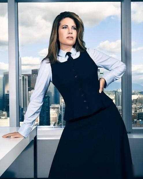 原创拉链门女主惊艳亮相50岁莱温斯基美如女王克林顿头发全白