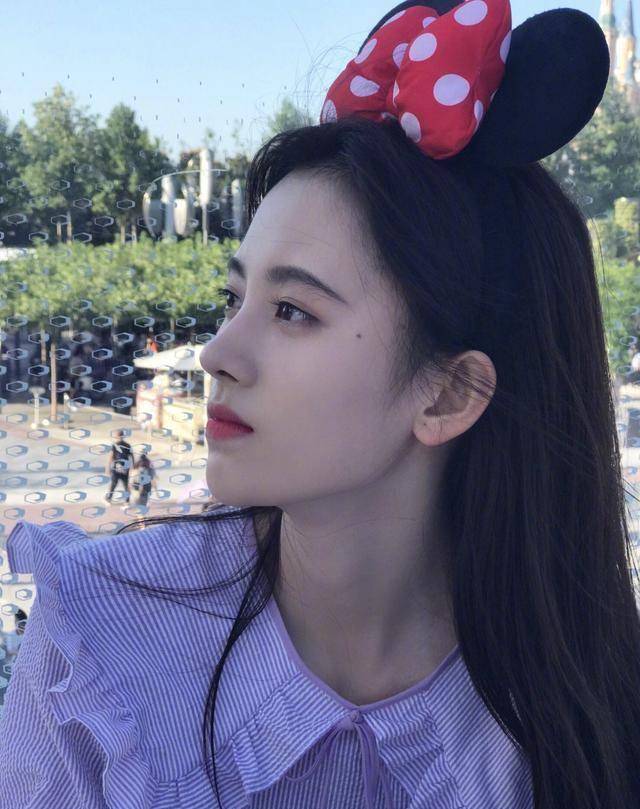 鞠婧祎是snh48组合中的一员,早年间因在《剧场女神》公演中出道.