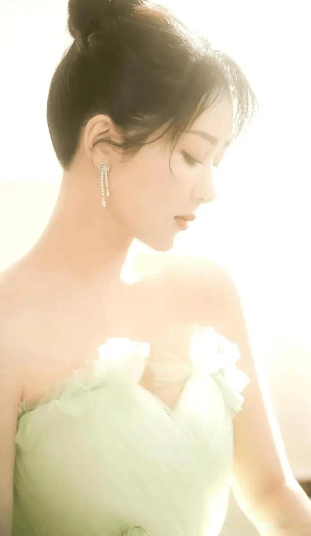 他们巧妙地运用了油画的各种技法,将杨紫的形象与背景融为一体,形成了