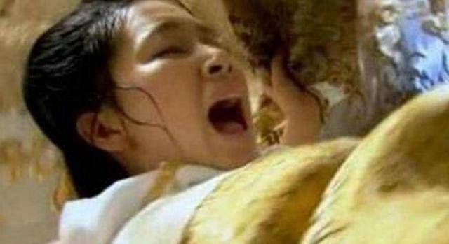 宫女恭喜王后生下儿子王后厌恶的闭上眼快拿走我讨厌他