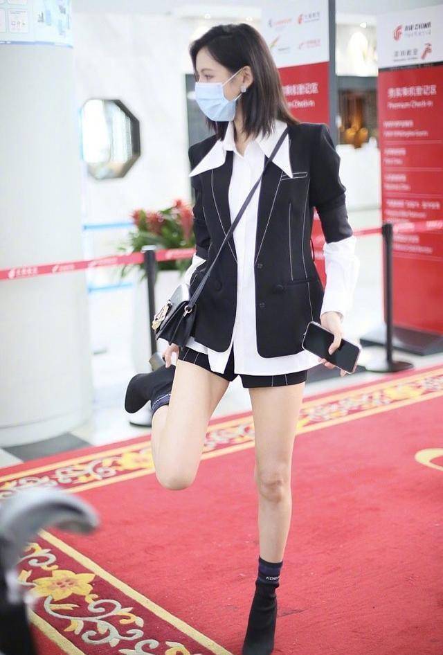 原创29岁的张予曦又瘦了穿拼接西装秀蜂腰腿精果然不是白叫的