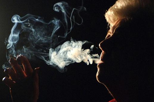 二手烟对宝宝危害大!请别再说"抽一根,没事儿"了