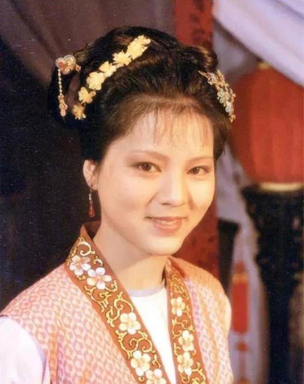 袭人最终被撵出府因早年贾宝玉做出这种事使其患上不治之症