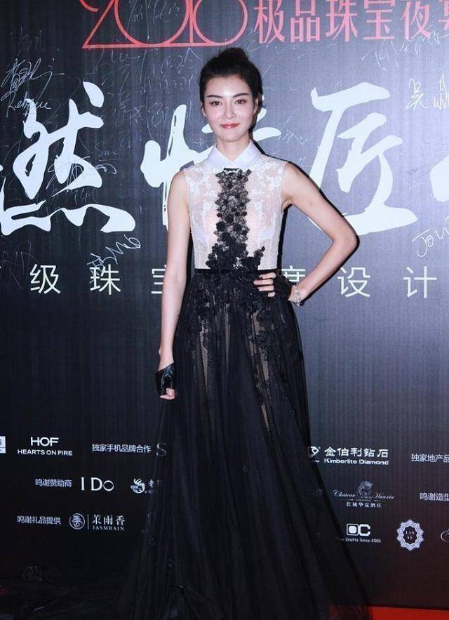 原创车晓的造型挺有个性虽然是黑色的裙子但迷宫样式好奇特