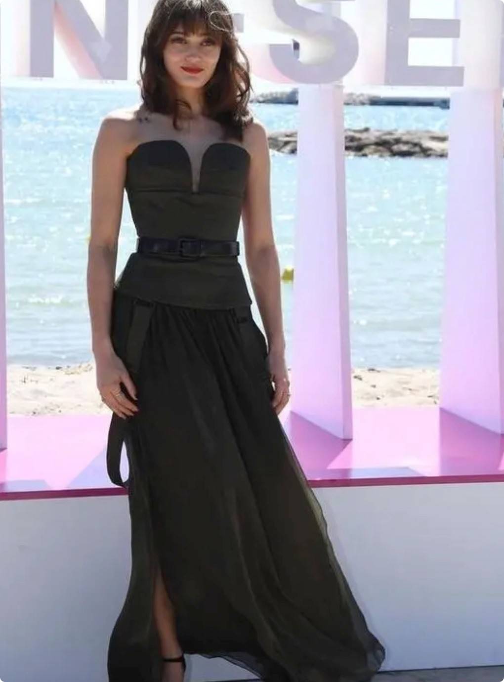 但细看就会发现,裙子的上身做旧,面料硬挺,整体风格有种英气十足的