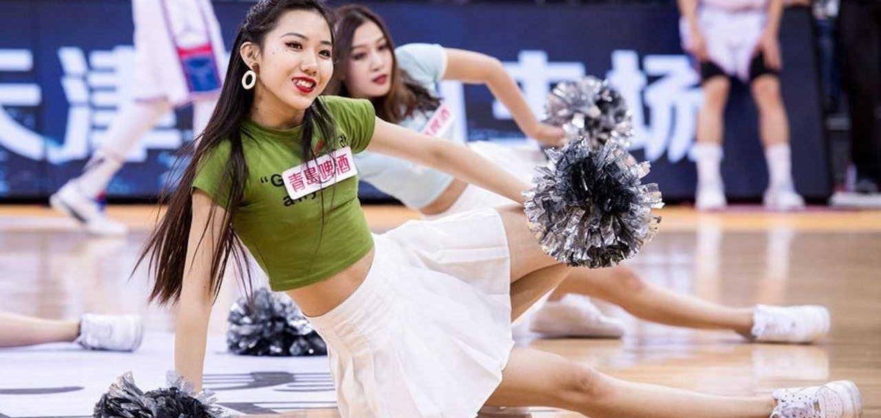 拉拉队一直是cba赛场上一道亮丽的风景,在紧张刺激的比赛暂停期间,给
