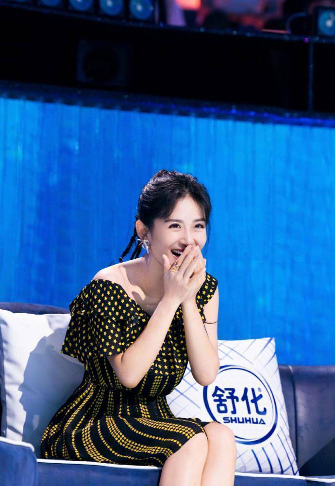 原创坡姐谢娜真敬业节目中大胆穿斜露肩连衣裙杰哥快来管管她