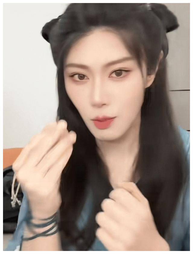 这部剧集结了任嘉伦,邢菲,祝绪丹等实力派演员,讲述了落难王子伍赓历