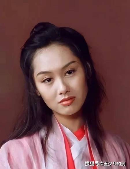 朱茵现状住深山残屋,开97年旧车,活成了娱乐圈的李子柒_周星驰_黄贯中