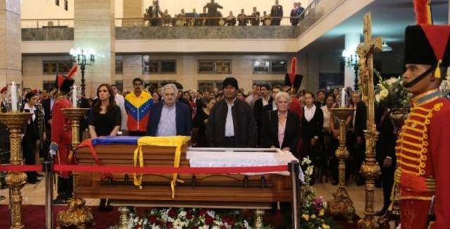 查韦斯死后后继者为何将其遗体放入水晶棺像列宁胡志明一样